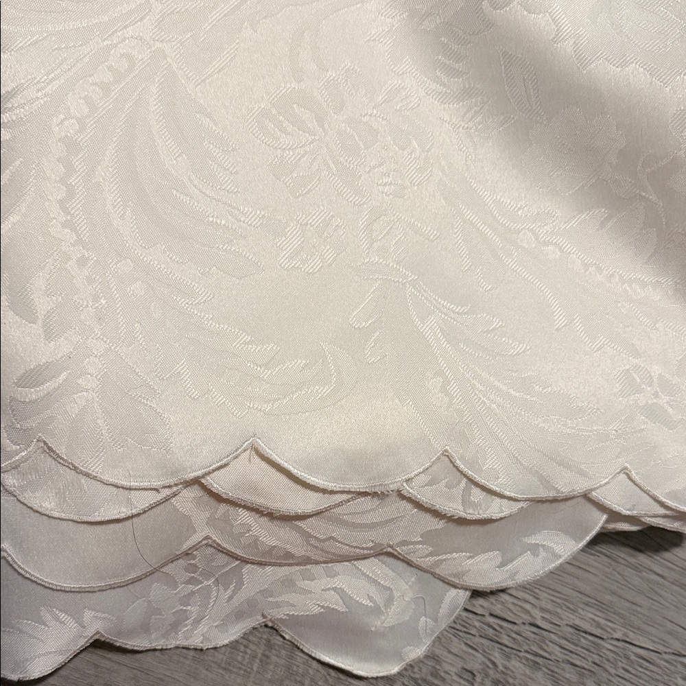 Elegant Scalloped Hem Ivory table linens